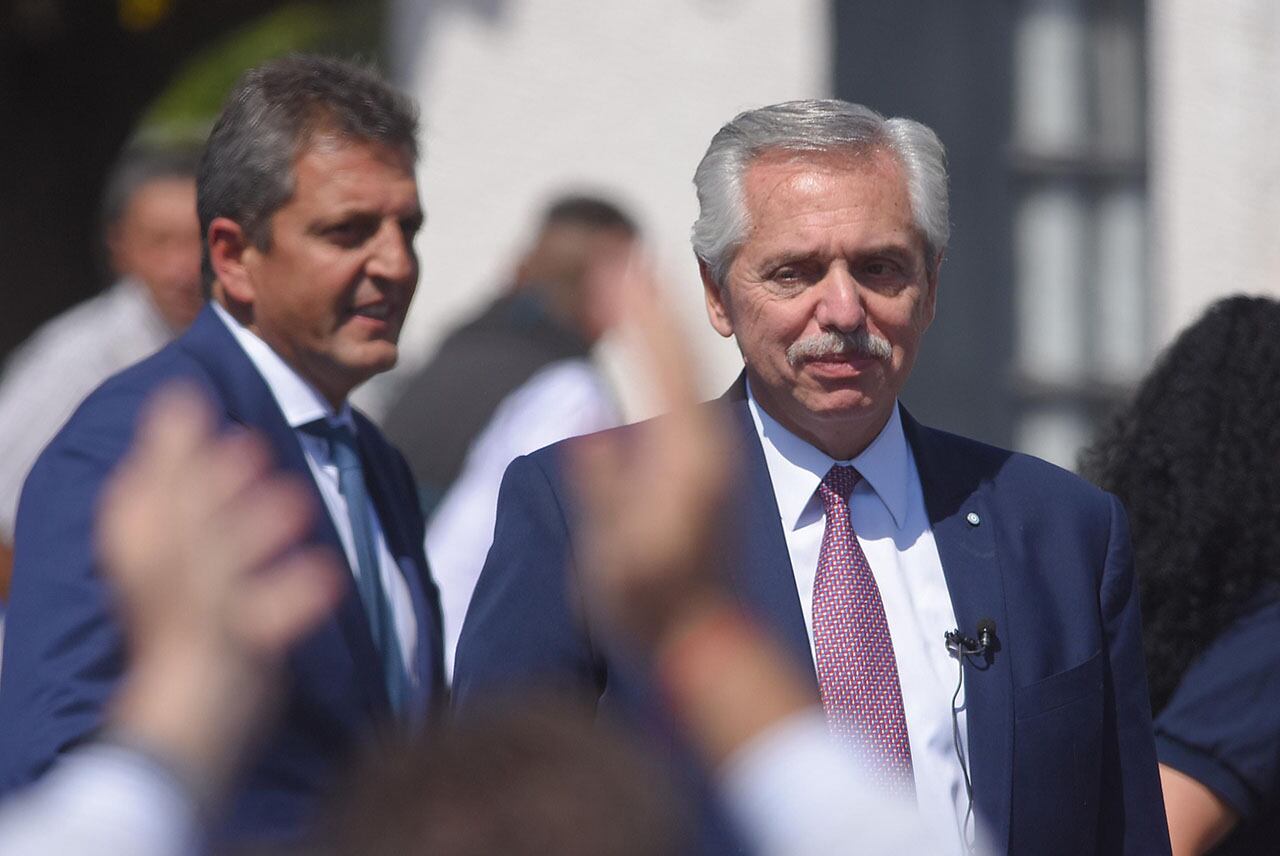 El presidente de la Nación Alberto Fernández junto al ministro de economía y el gobernador Rodolfo Suárez estuvieron presentes en la segunda llegada del tren de pasajeros a Palmira
Foto: Claudio Gutiérrez Los Andes