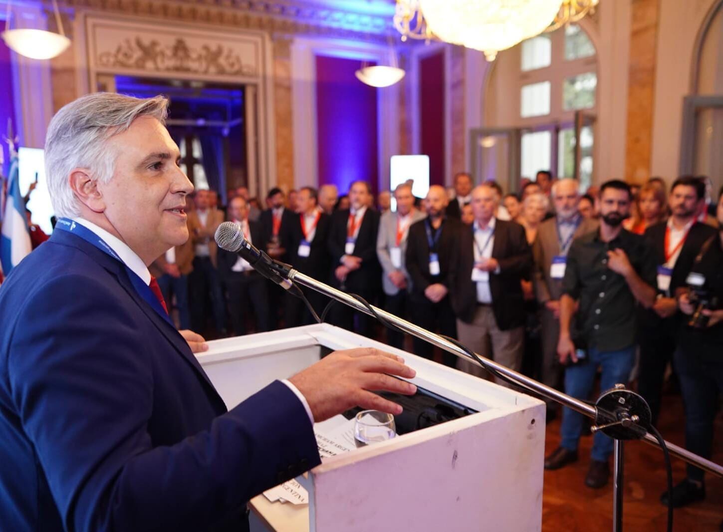 Martín Llaryora en el cóctel por los 25 años de la Delegación Córdoba de AmCham, en el Museo Evita.