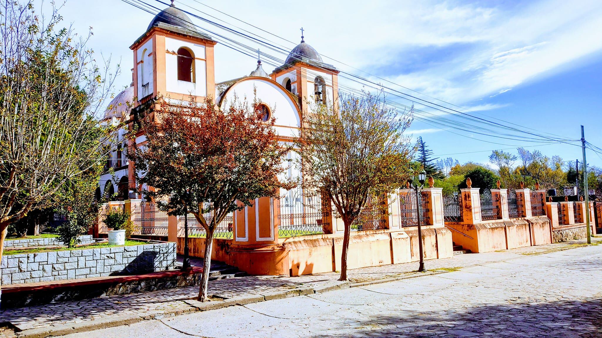 La localidad se caracteriza por sus edificaciones históricas, que datan del siglo XVIII y XIV.