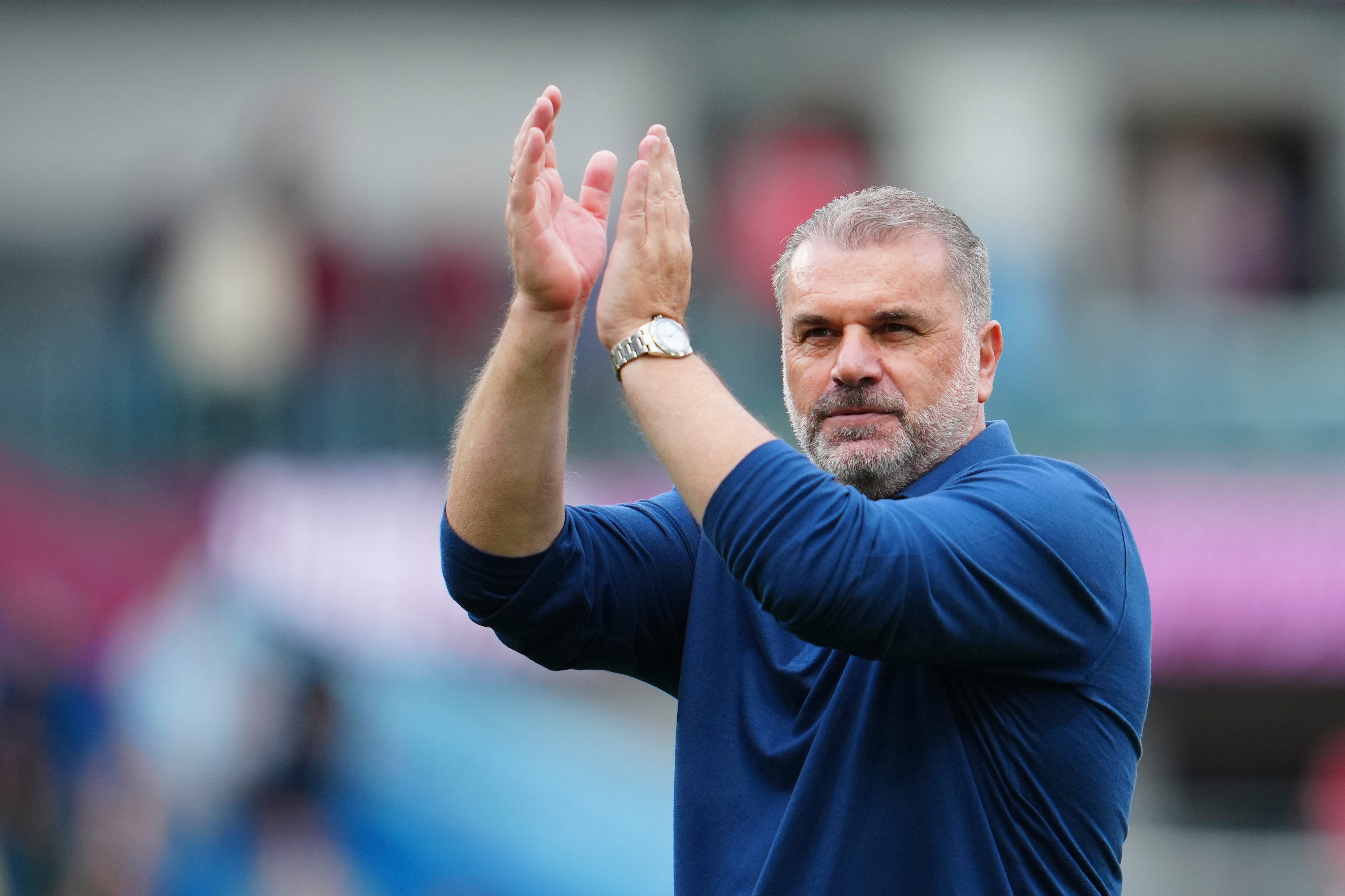 El técnico de Tottenham, Ange Postecoglou, intentó bajar la tensión. (AP Foto/Jon Super)