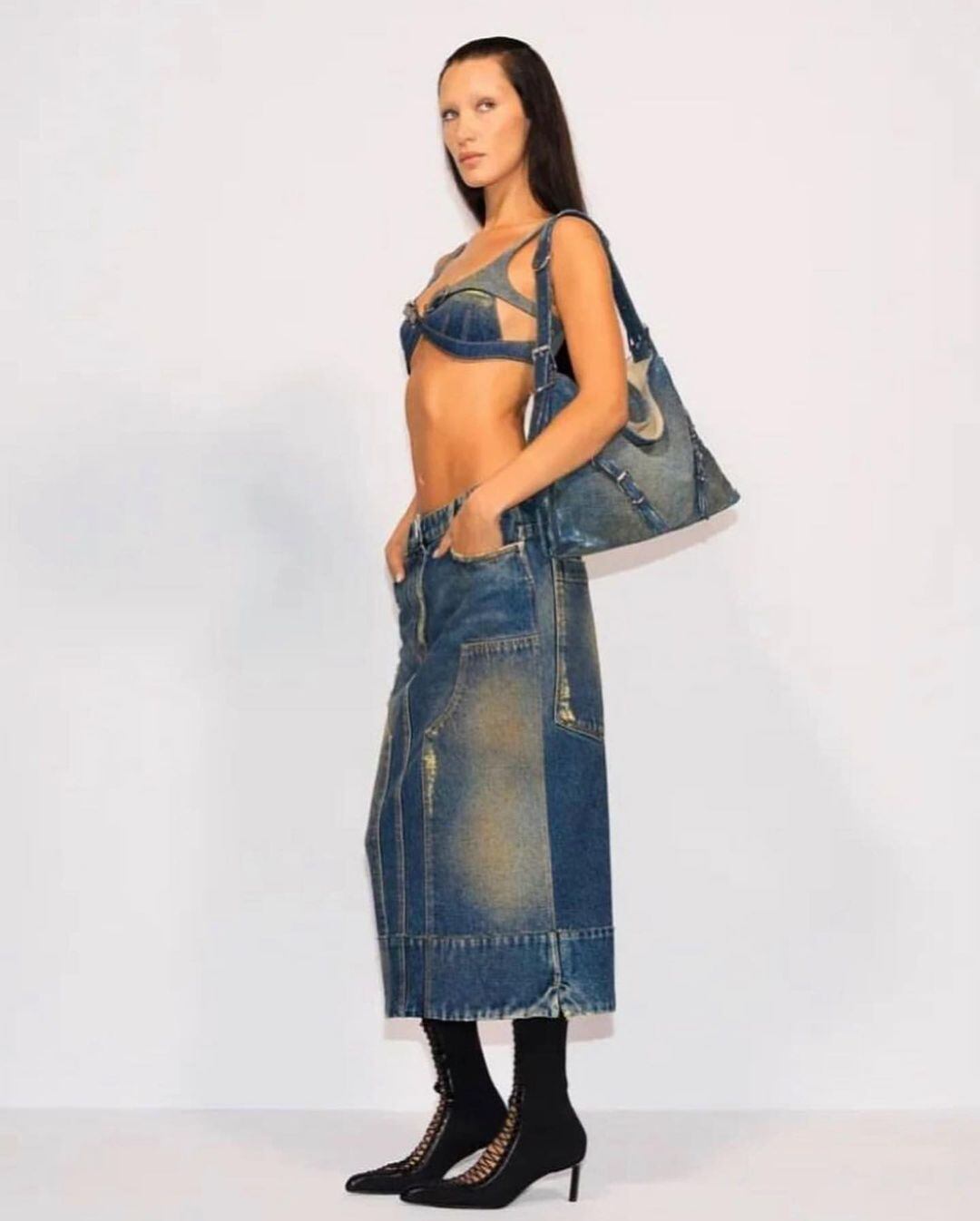 Bella Hadid cautivó con un "total jean".