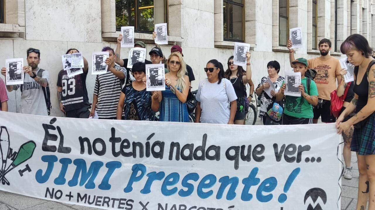 La manifestación comenzó a las 11 de la mañana sobre Balcarce y Pellegrini.