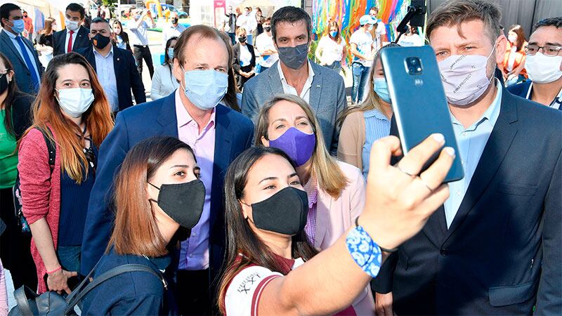 El gobernador visitó los stands y habló con estudiantes.