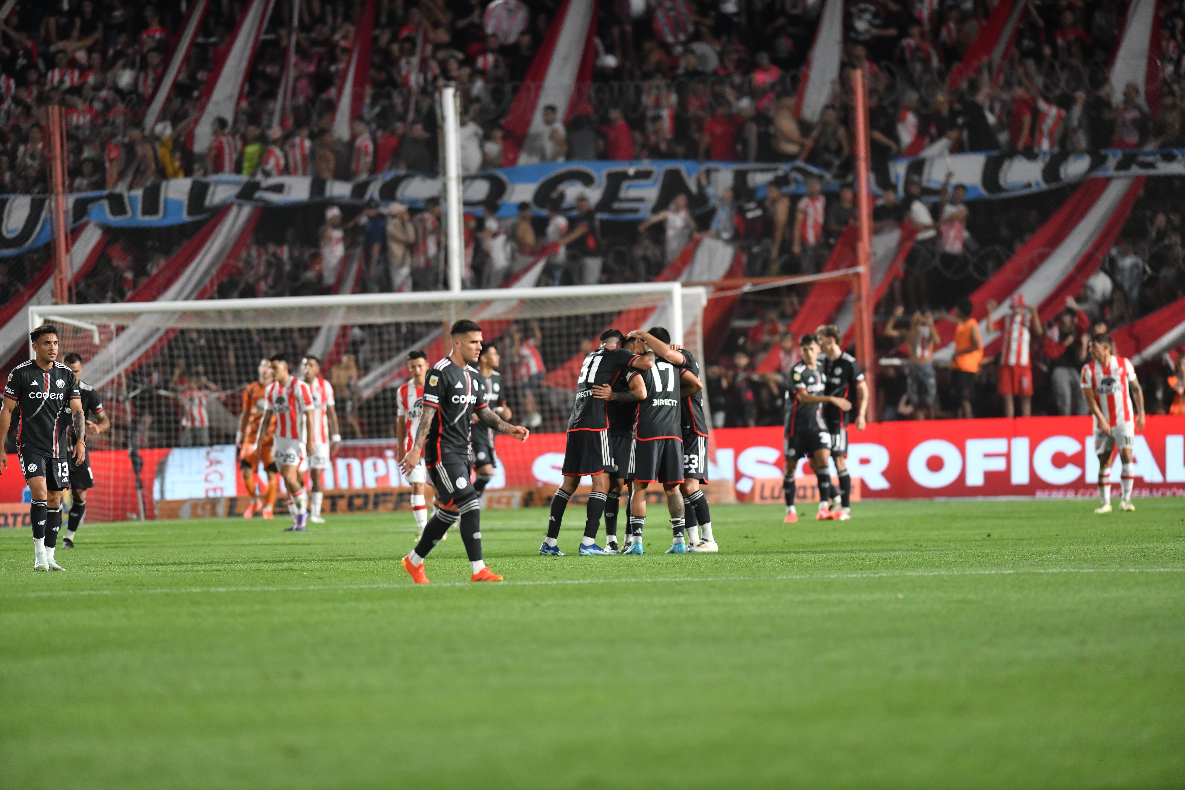 El partido se vivió con mucha intensidad y pasión en Alta Córdoba. Foto: Javier Ferreyra