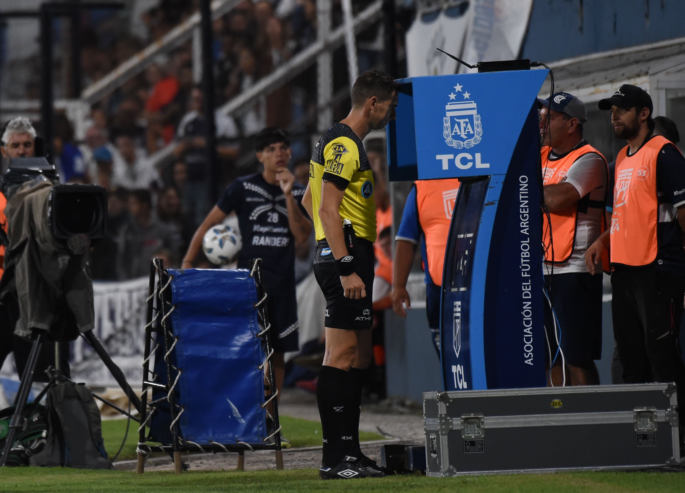 El juez Lamolina estuvo a cargo de Gimnasia ante Instituto. (Fotobaires).