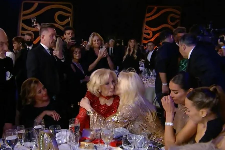 El emotivo momento de Susana Giménez y Mirtha Legrand en los Premios Martín Fierro 2022.