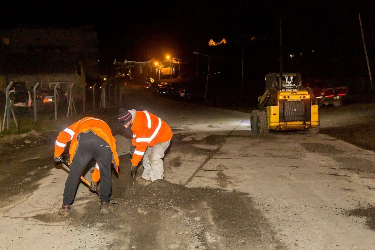 Trabajos nocturnos de bacheo sobre Aldo Motter.