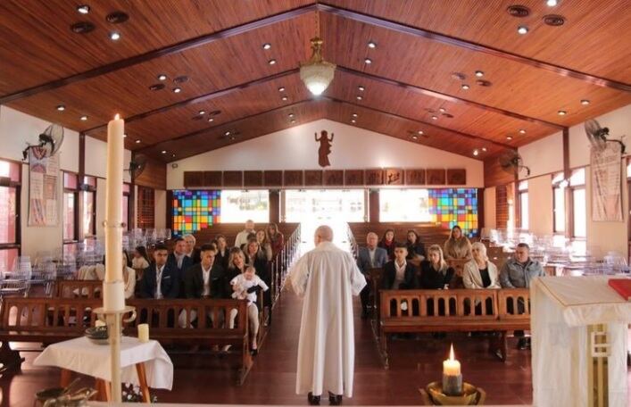 La pequeña Nina fue bautizada en el templo del colegio San José de los Hermanos Maristas, de Mendoza.