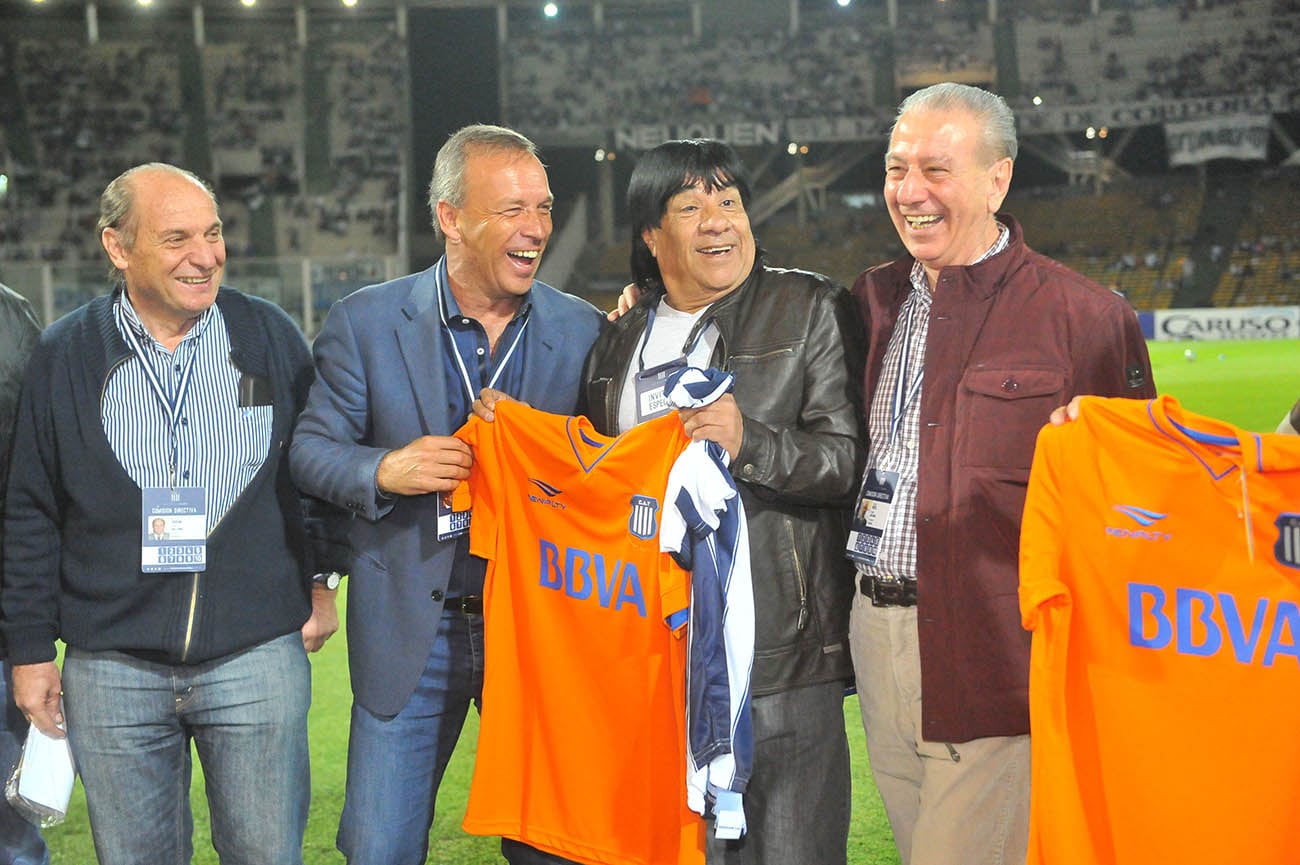 Talleres vs Mitre de Santiago del Estero, en el kempes. Andrés Fassi, Luis “el Hacha” Ludueña, Daniel Valencia (escribano). (Archivo / La Voz)