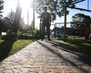 El creador de “Vecino Sustentable” inaugura una vereda construida con residuos plásticos en Posadas