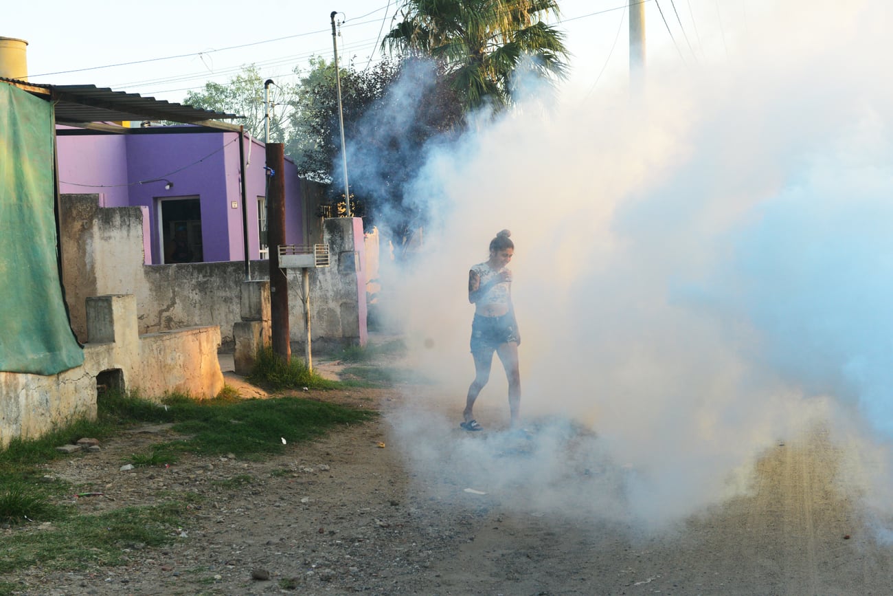 Fumigaciones conta mosquitos en los barrios de Córdoba para prevenir el dengue y otras enfermedades. Foto: Javier Ferreyra