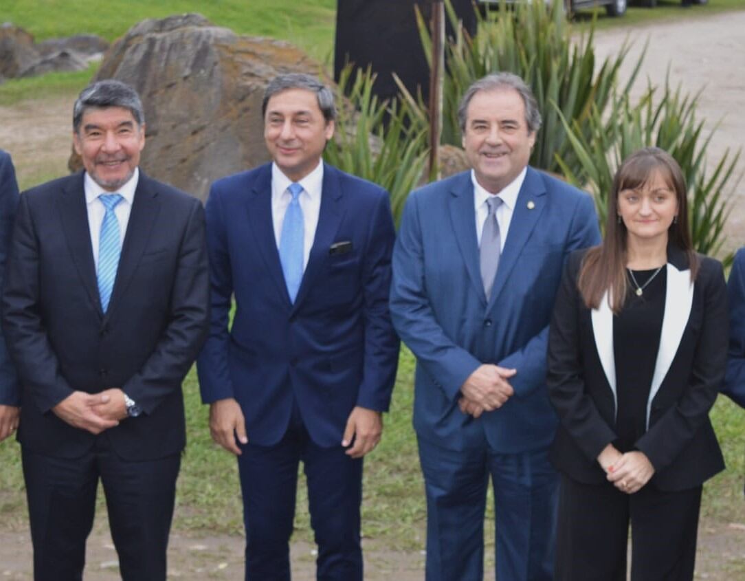 El vicegobernador de Jujuy, Alberto Bernis (segundo desde la derecha), con pares de la región, en Tucumán.