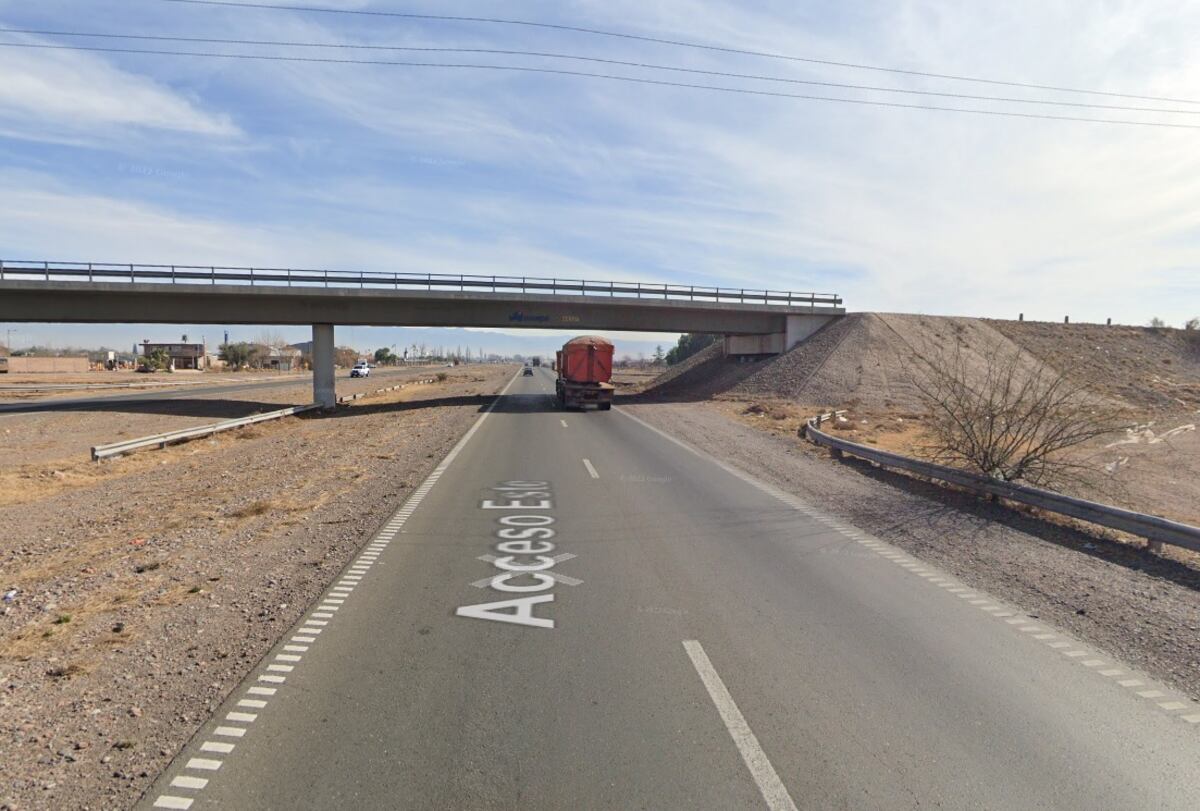 Accidente fatal en Maipú: una camioneta chocó contra un camión, volcó y su conductor murió