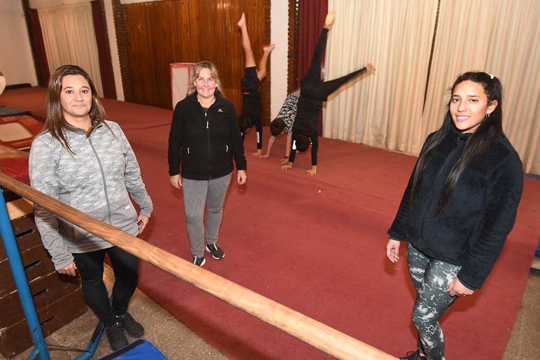 Ana Donoso (gris) junto a  Marta Denegri (centro) y Victoria Ledesma, entrenadoras de gimnasia artística de varones en el club Alemán 
Foto: José Gutierrez/ Los Andes




