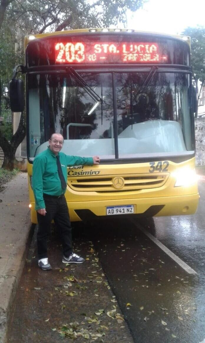 Chofer de colectivo se jubiló después de casi 50 años al volante en Posadas.