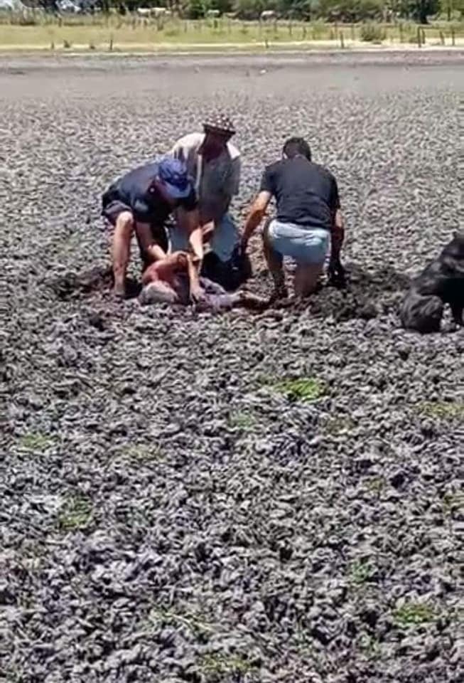 La policía de Corrientes rescató a un anciano que quedó atrapado en el barro.