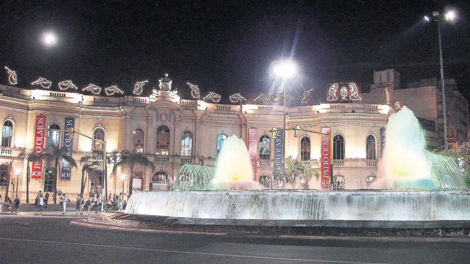 Fuente del Perdón y atrás, el Patio Olmos de noche.