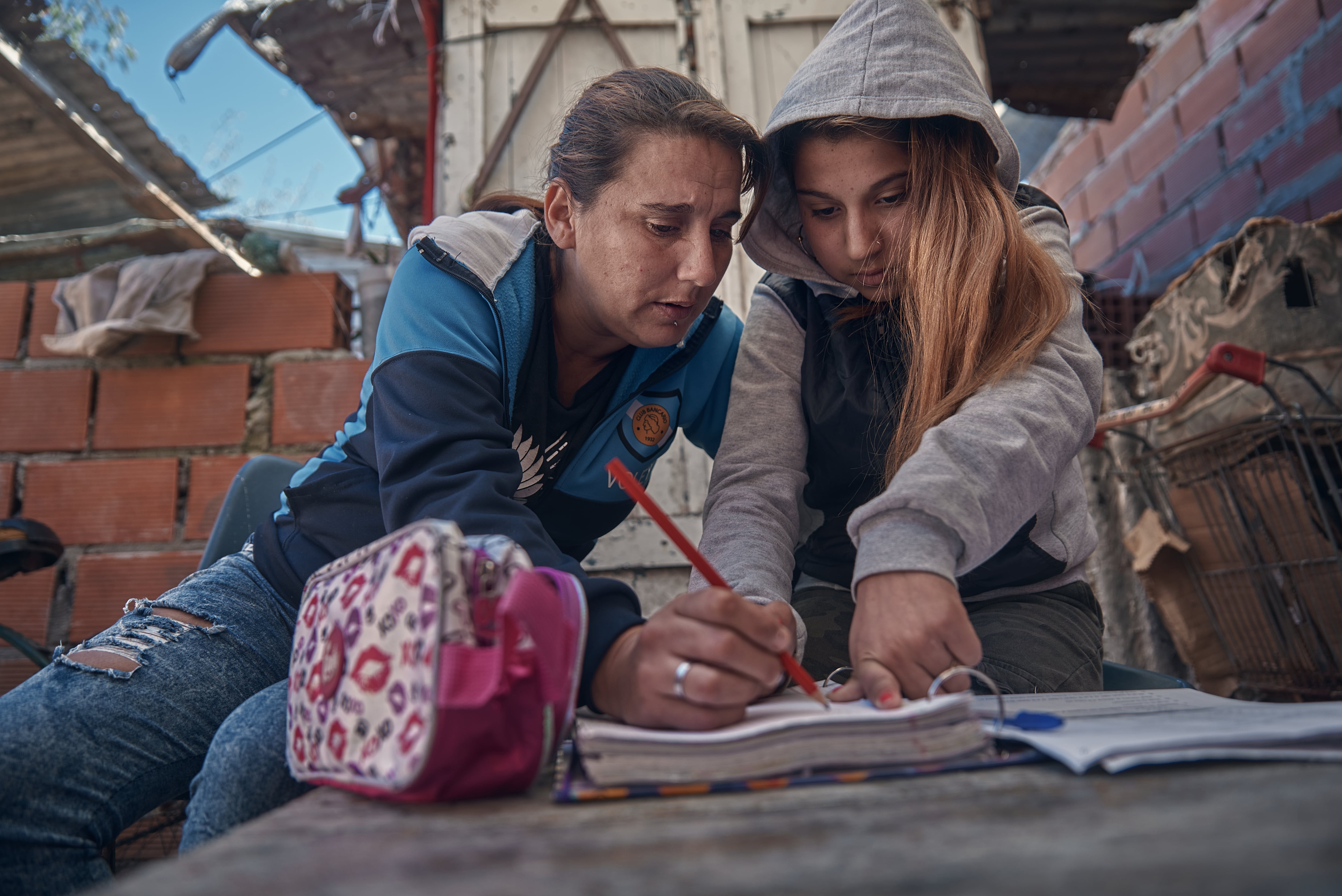 Una de cada tres familias donde viven chicas y chicos no puede cubrir sus gastos corrientes en Argentina.