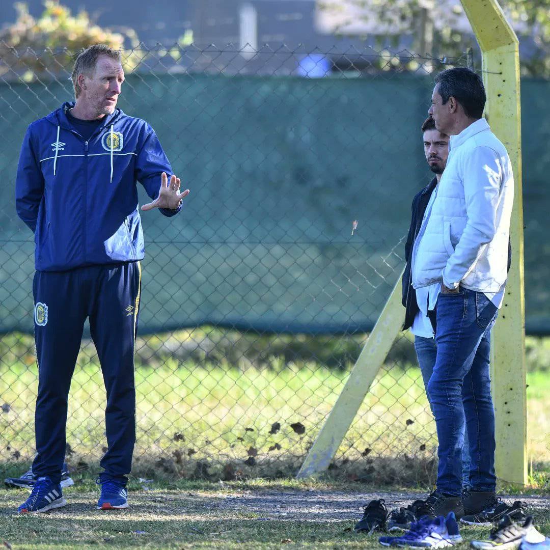 El exfutbolista Rubén Da Silva fue a ver la práctica de Rosario Central. El director deportivo Federico Lussenhoff lo recibió.