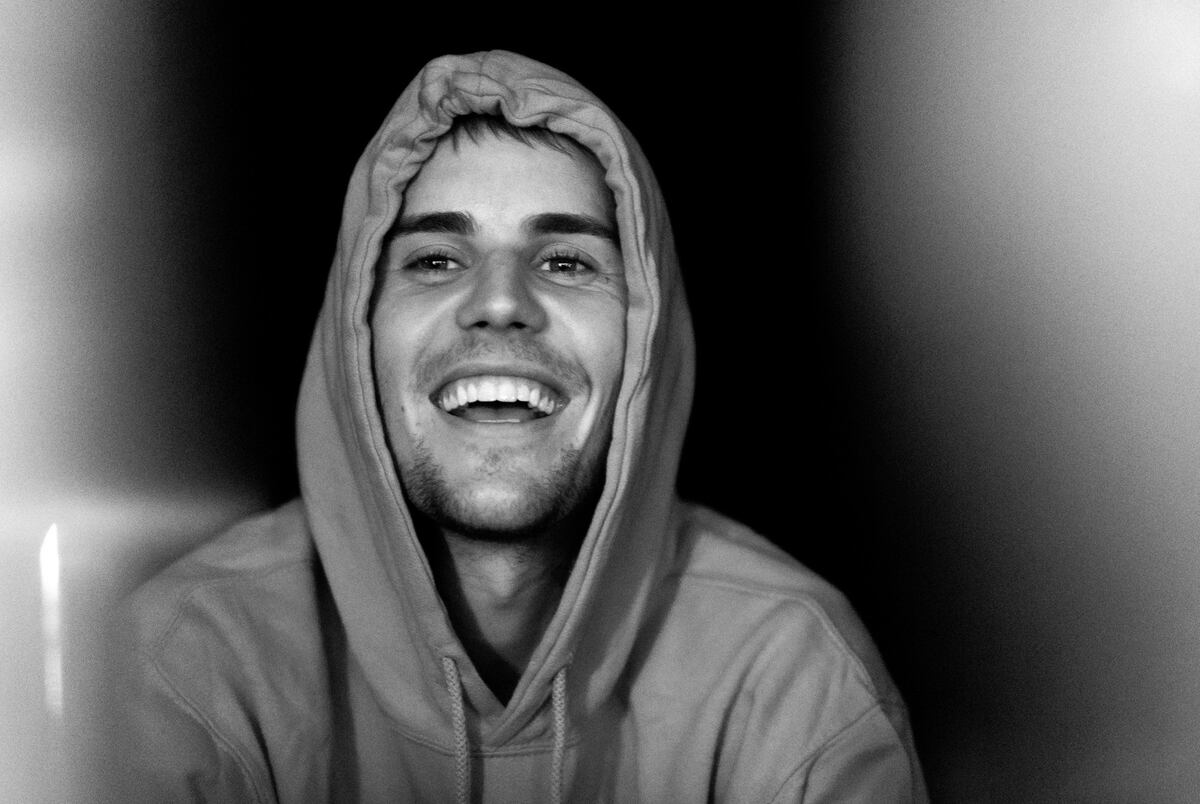 Preocupa la salud de Justin Bieber: se grabó en un video con media cara paralizada