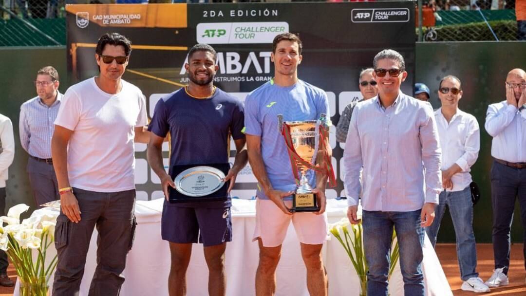 El ganador del título posó junto al finalista João Lucas Reis da Silva.