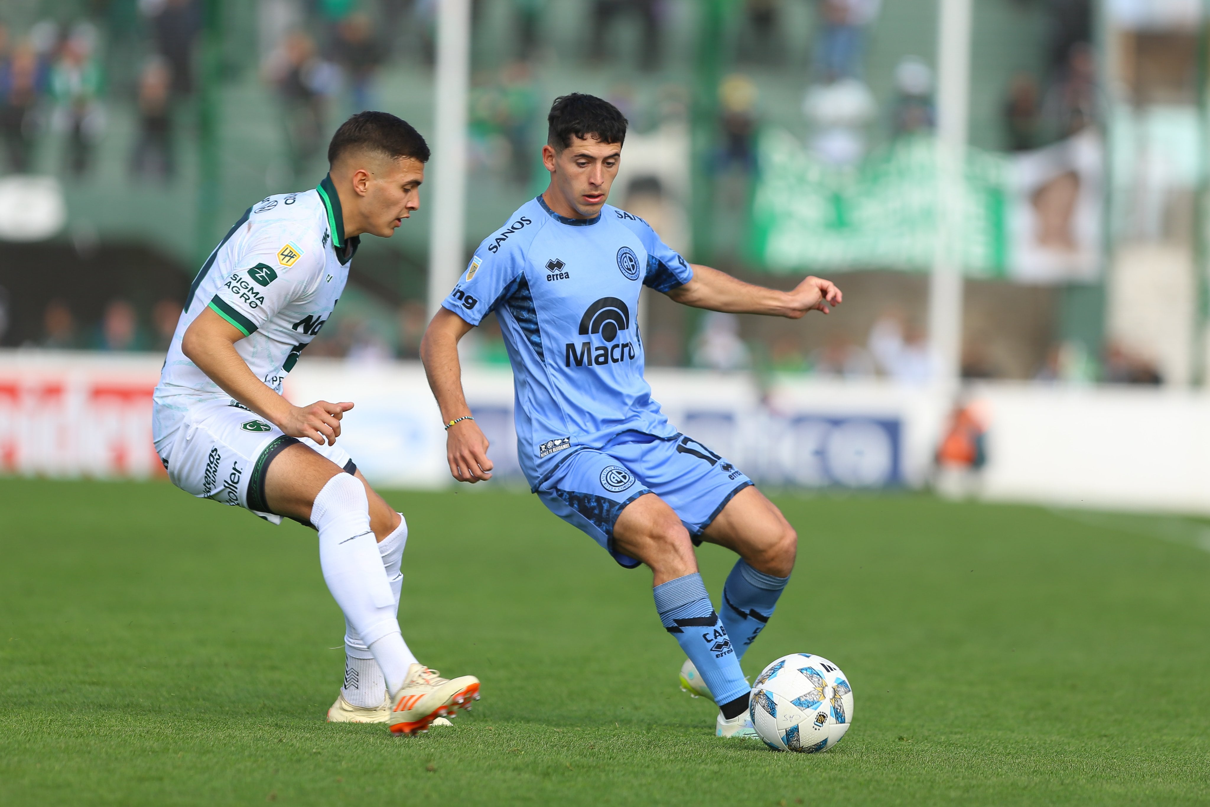 Ulises Sánchez, volante de Belgrano en el partido ante Sarmiento por la Copa de la Liga Profesional 2023. (Prensa Belgrano)