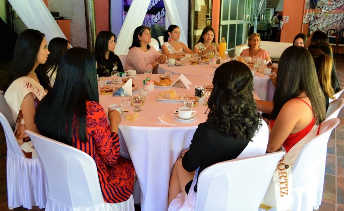 El Desayuno Real en el que participaron las candidatas y las autoridades del municipio de Santa Rosa. Gentileza