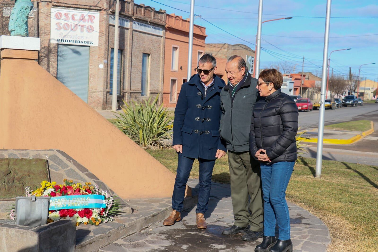 Tres Arroyos: Ofrenda floral en el monumento a Güemes