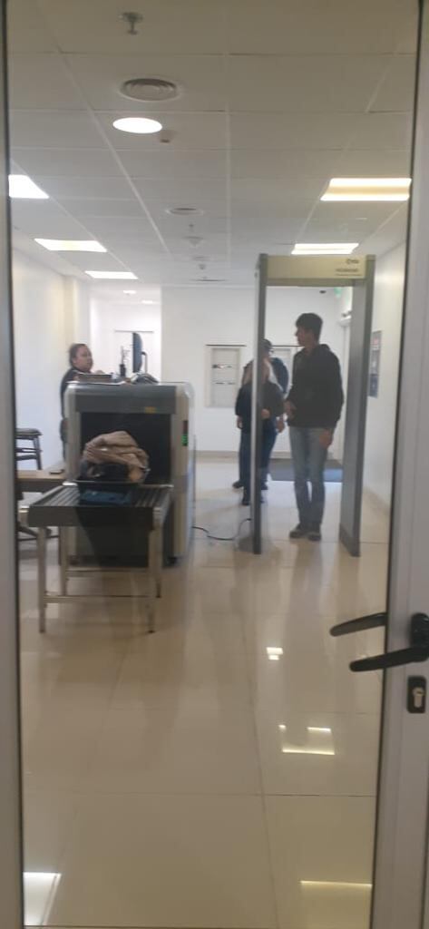 Javier García y Ramona Acuña cuando llegaron al hospital de Mar del Plata.