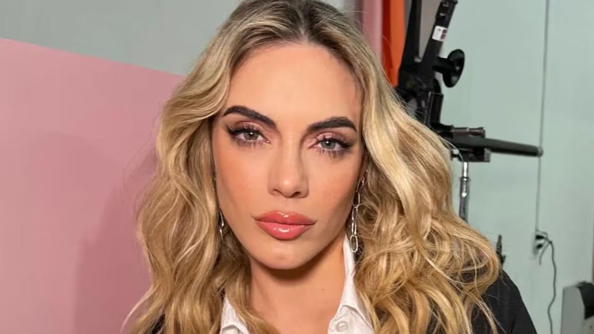 Emilia Attias brilló con outfit ultra escotado y dejó muy poco para la imaginación