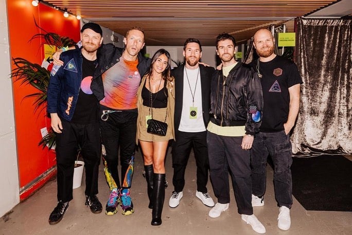 Antonela Roccuzzo y Lionel Messi disfrutando del recital de Coldplay.