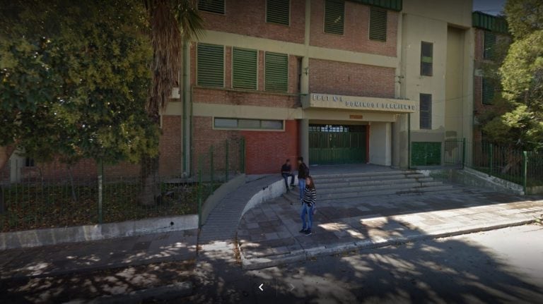 Fue en la Escuela Industrial, del barrio El Lince de San Luis. Se la quería enseñar a sus amigos.