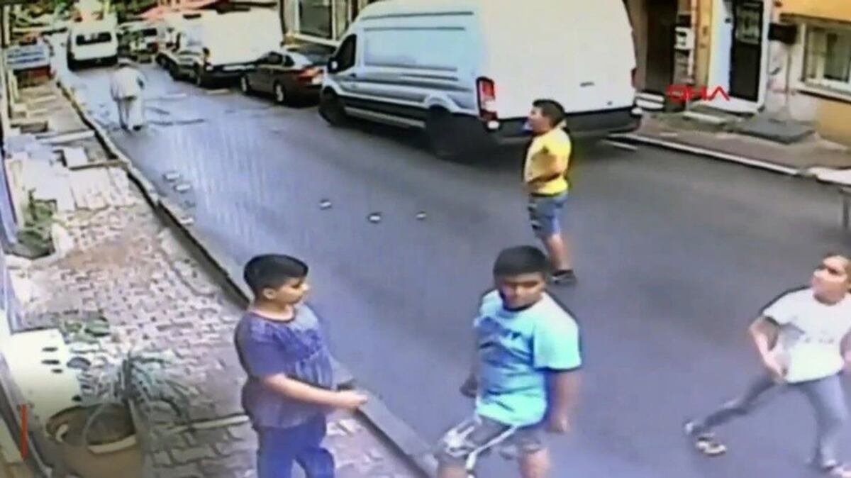Una nena de 3 años cayó desde un segundo piso y un adolescente la ...
