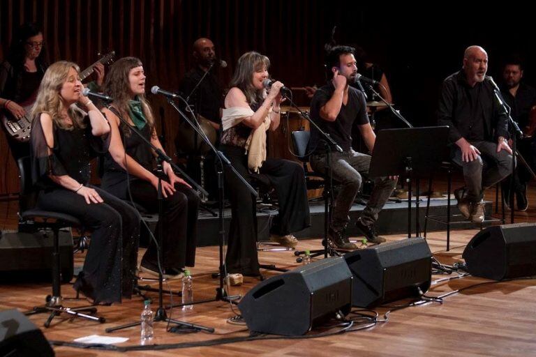 Reynaldo Sietecase sube al escenario este viernes junto a Madrigal en la presentación del último disco del grupo vocal rosarino. (Madrigal)