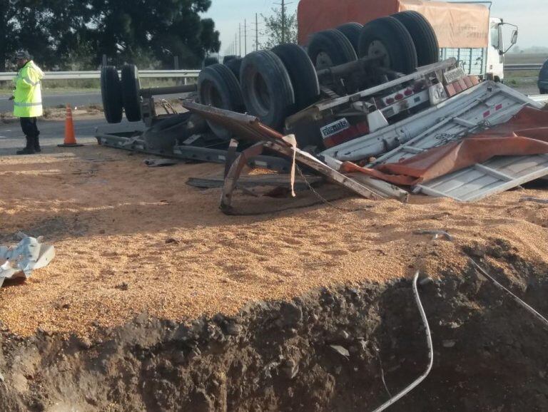 El acoplado volcado obstruyó totalmente el tránsito en la Ruta 33, cerca de Pérez. (@apurainfo)