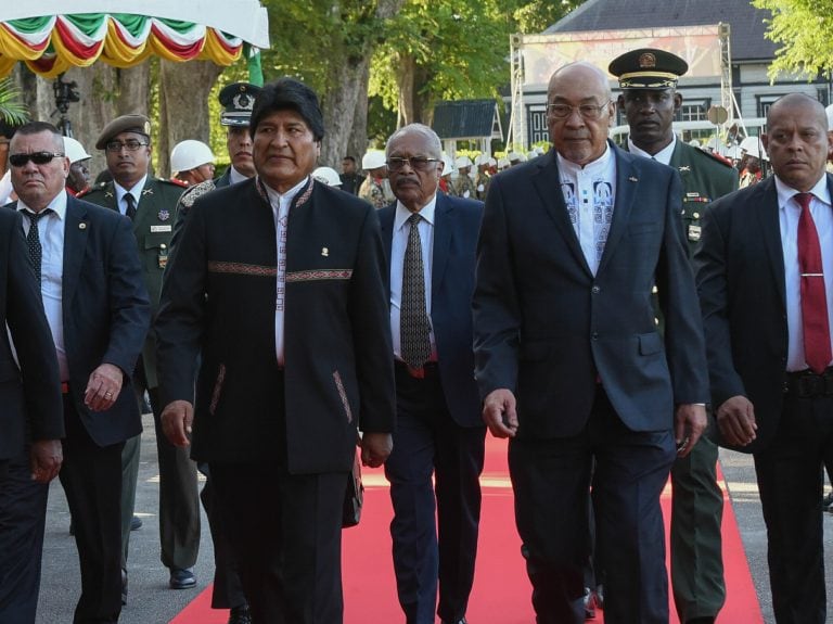 El presidente de Bolivia, Evo Morales, junto al presidente de Surinam, Dési Bouterse (d), este miércoles, en Surinam. El viaje de Morales tiene como objetivo que ese territorio sirva como puerta de entrada al país suramericano para la región del Caribe y mejorar el intercambio bilateral en el ámbito económico. EFE/ Agencia Boliviana De Información