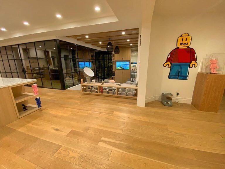 Muñecos, sillones y pantallas: la sala de estar de Justin Bieber y Hailey Baldwin  (Foto: Instagram/@justinbieber)