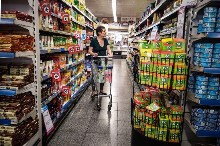 AME2179. BUENOS AIRES (ARGENTINA), 15/01/2020.- Una mujer realiza compras en un supermercado, este miércoles, en Buenos Aires (Argentina). El Instituto Nacional de Estadística y Censos - INDEC Argentina difunde el índice de precios al consumidor de diciembre pasado, con el que se cierra un año en el que la inflación ha vuelto a escalar a cifras récord por la nueva crisis económica que arrastra el país desde 2018. Según el ente oficial de estadísticas, los precios registraron en diciembre pasado un incremento del 3,7 % respecto de noviembre último. La subida del 53,8 % acumulada el año pasado supera la inflación del 47,6 % registrada en 2018 y es la marca más alta desde 1991, cuando los precios al consumidor escalaron un 84 % tras la hiperinflación de 1989-1990. EFE/ Juan Ignacio Roncoroni