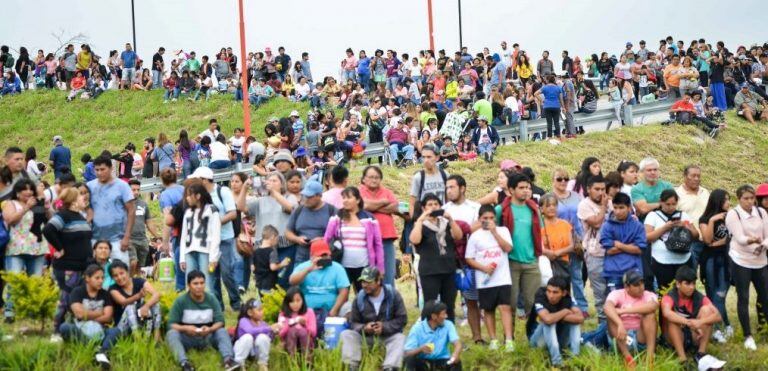 Los espectadores disfrutaron del espectáculo, también desde  las elevaciones frente al predio.