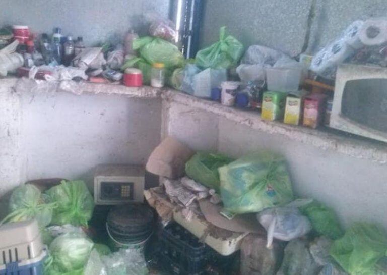 Recipientes de plásticos, botellas y basura había en la casa de Gil Pereg.