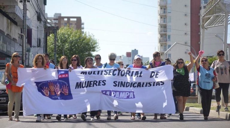 Luego de la Casa de Gobierno marcharon hacia la Municipalidad (Vía Santa Rosa)