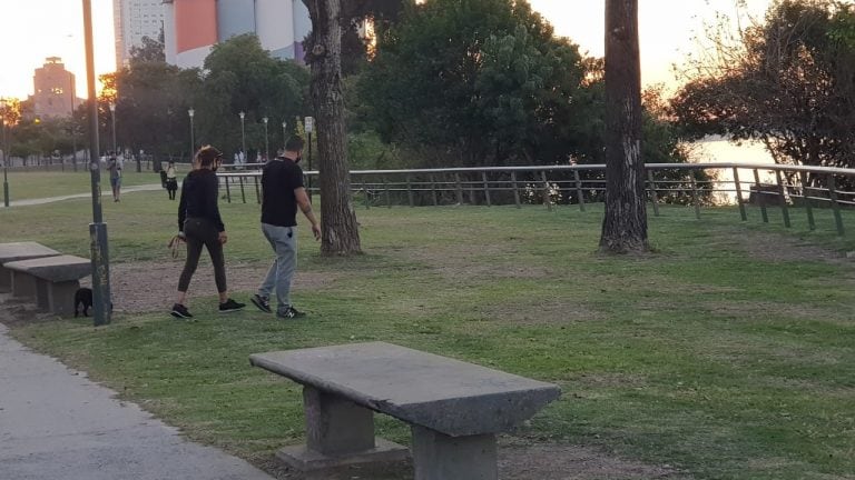 Muchos rosarinos salieron a pasear, pese a que sigue estando prohibido (Vía Rosario)