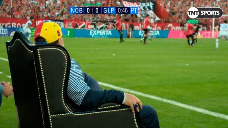 Los memes del "trono" de Maradona en la cancha de Newell's