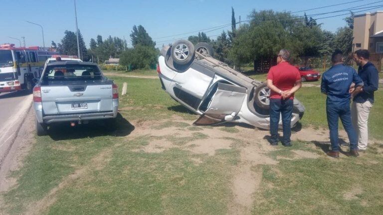 Volcó tras morder la banquina