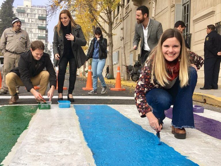 Concejales repintaron la bandera de la diversidad