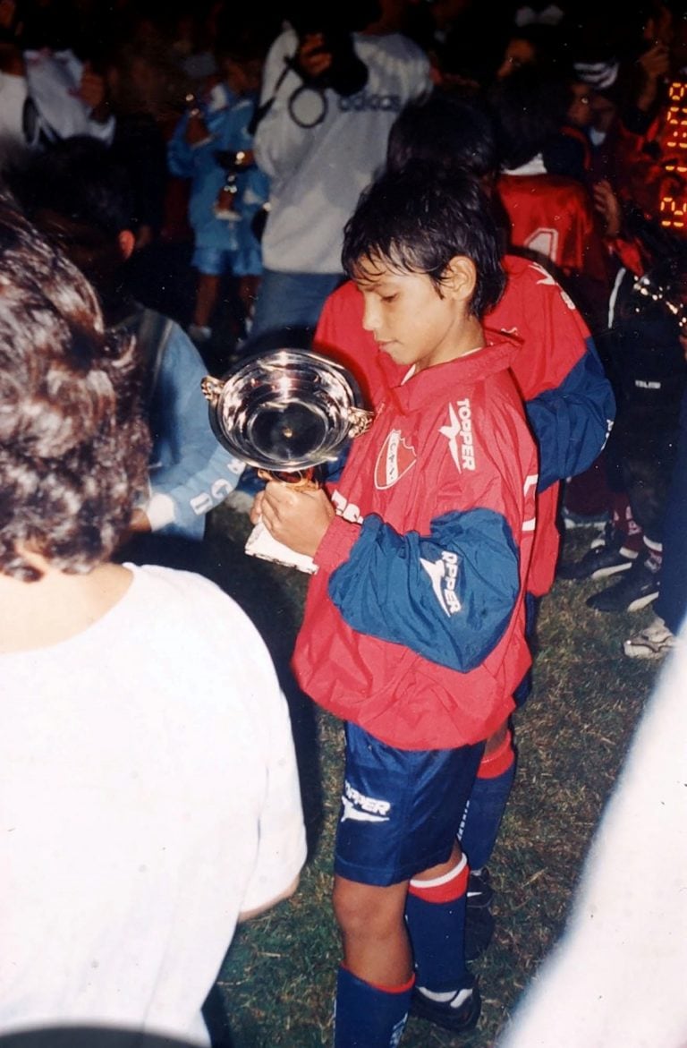 El "Kun" Agüero campeón en las infantiles del Rojo.