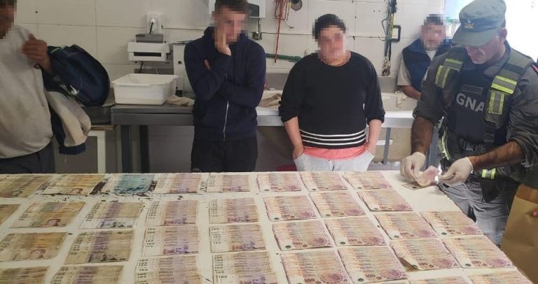 Los uniformados también secuestraron dinero en efectivo, armas y dispositivos electrónicos. (@gendarmeria)