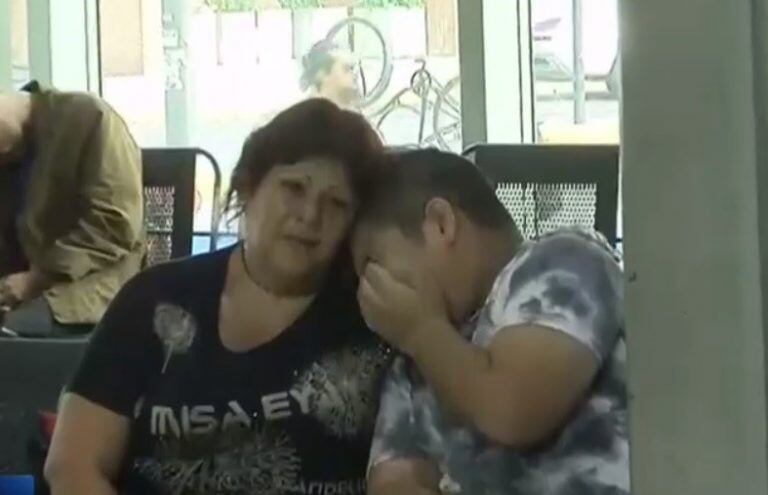 Rita, la viuda de Gerónimo Escobar recibió junto a su hijo la triste noticia del asesinato de su marido. (Captura de pantalla)