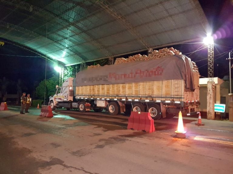 El cargamento de carbón que venía desde Formosa transportaba de manera ilegal cajas de cigarrillos.