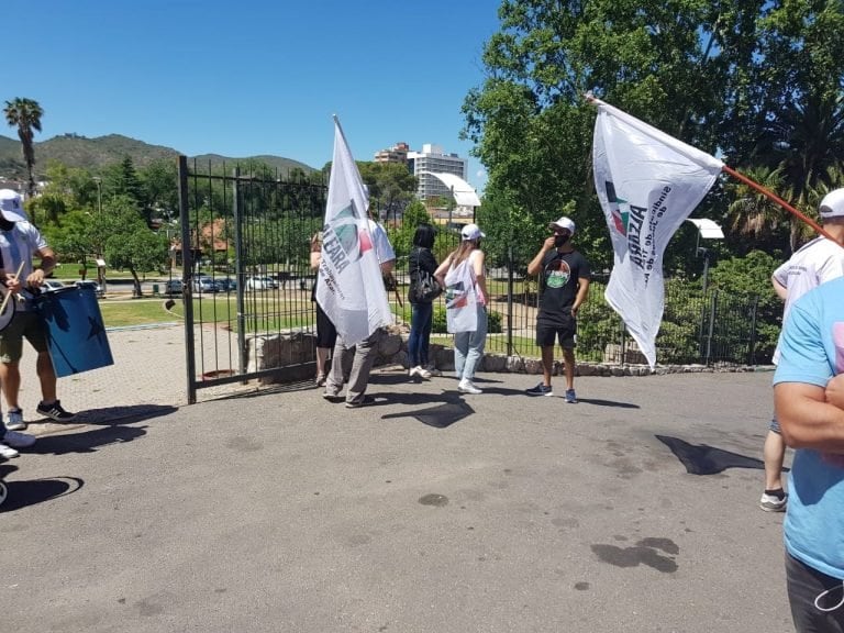 Trabajadores y afiliados a Aleara en las puertas de la Municipalidad en Carlos Paz.